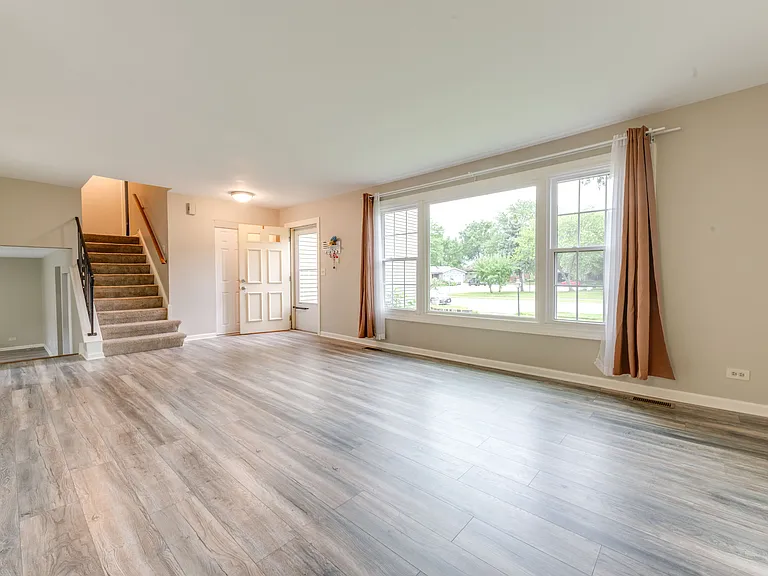 5S735 Park Meadow Dr — Photo 5