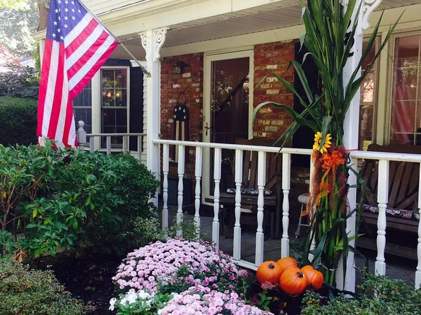 22 Blueberry Ln, Stony Brook, NY 11790