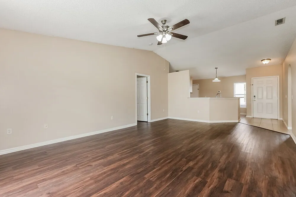 3 bed, 2.0 bath, 1424 sqft, $2,005 — Photo 4