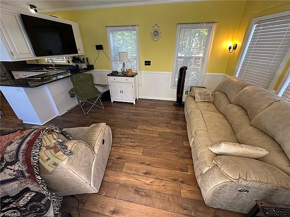 4th image of 112 N Cardinal Dr