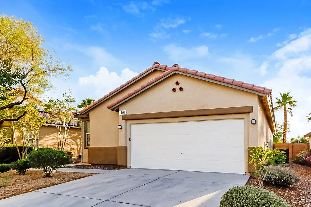 3 bed, 2.0 bath, 1389 sqft, $2,005 — Photo 3