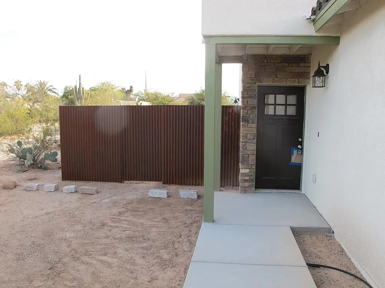 2524 E Lind Rd — Photo 3