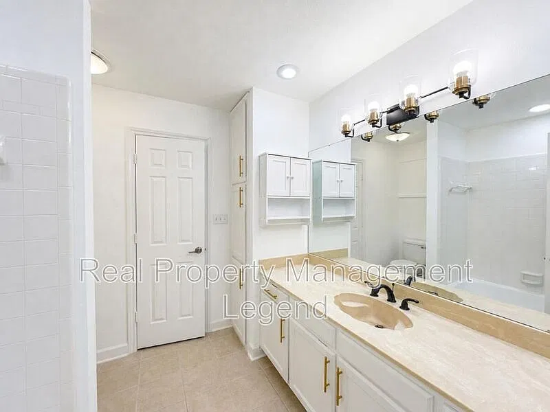4 bed, 3.0 bath, 2750 sqft, $3,000 — Photo 3
