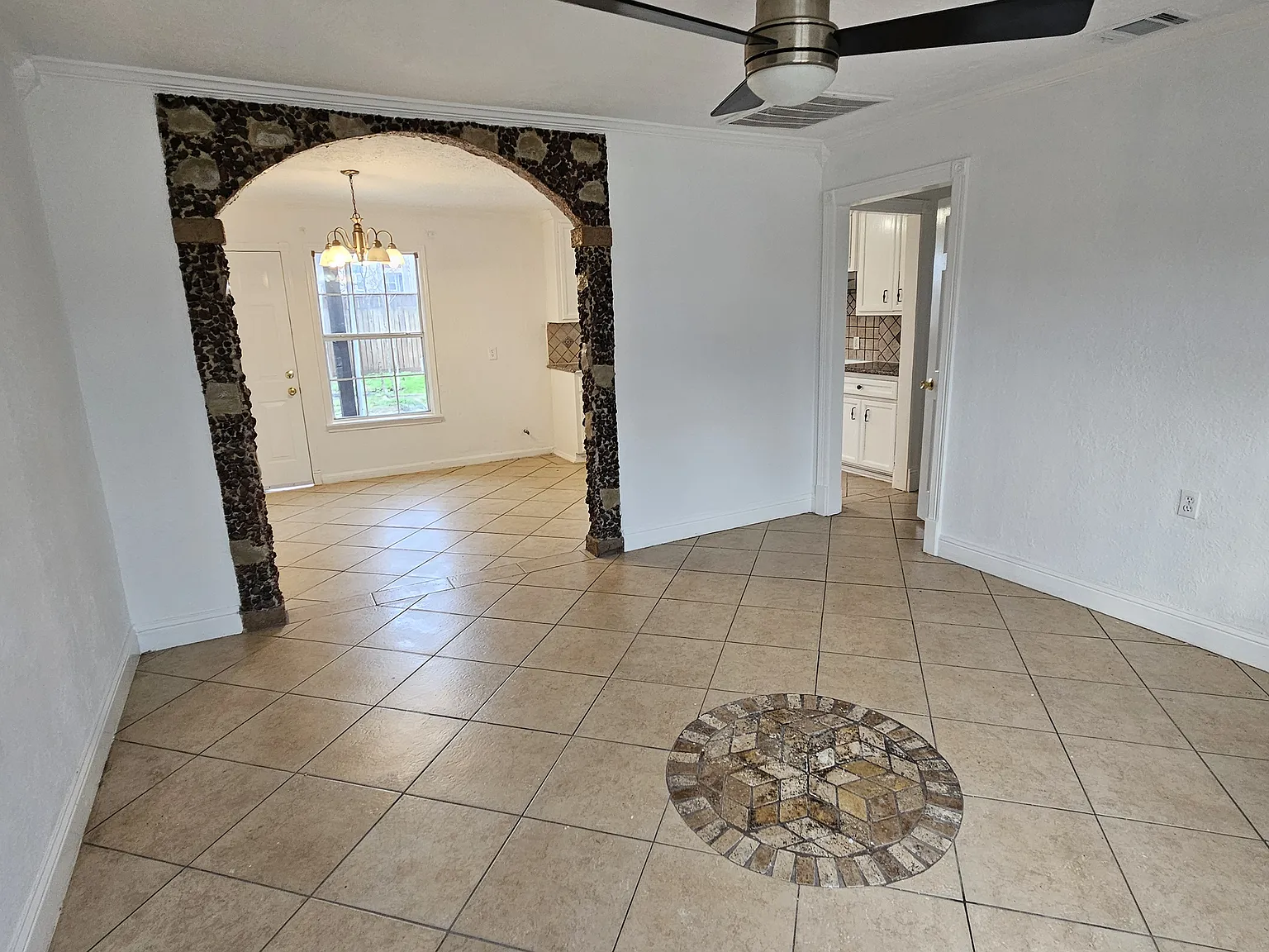 3 bed, 1200 sqft, $1,500 — Photo 2