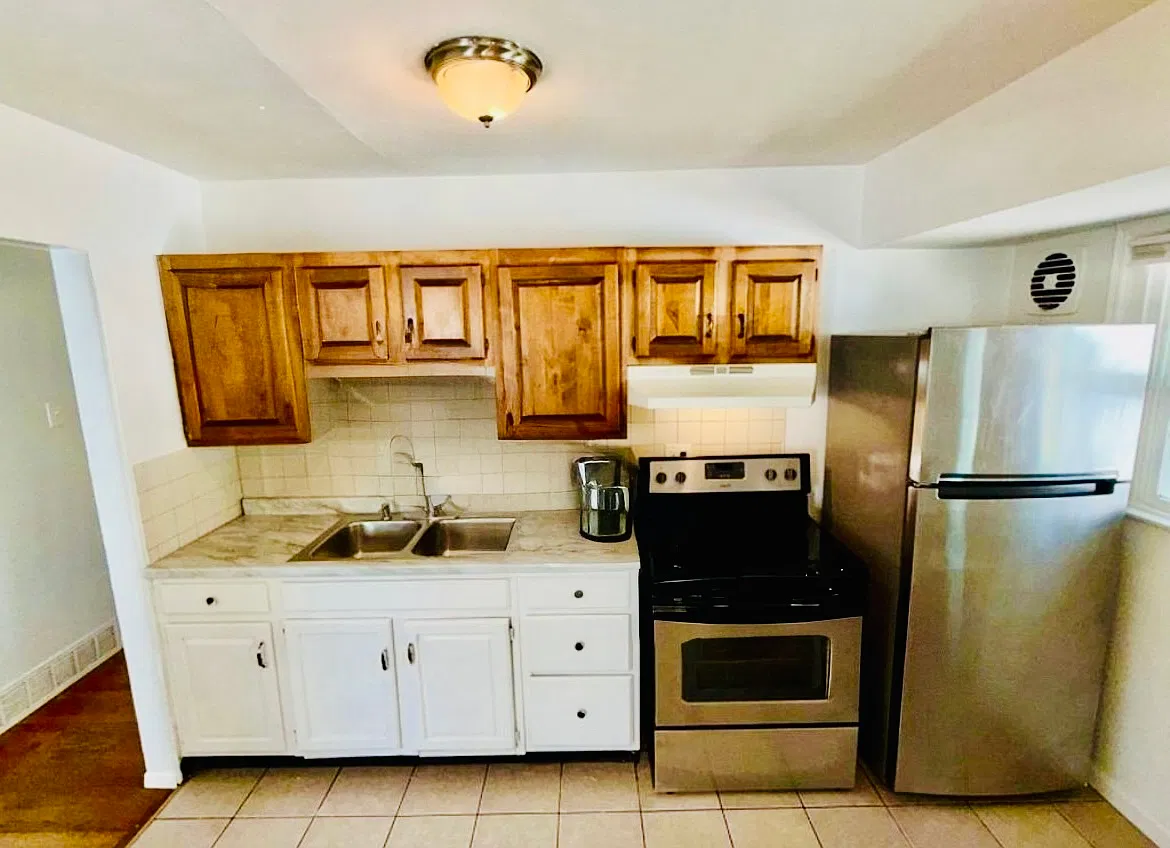 3 bed, 852 sqft, $1,325 — Photo 3