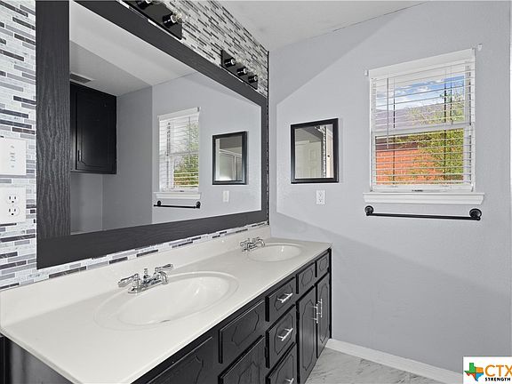 4th image of 303 W Blancas Dr