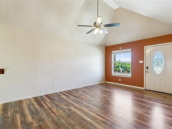 3rd image of 2045 Gladstone Dr