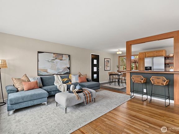 4th image of 906 Redmond Avenue NE