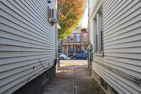 Sold by Remax Edge | media 3