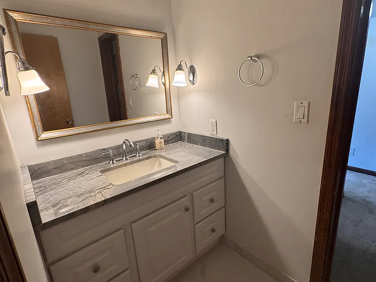 210 E 40th St #17 — Photo 11