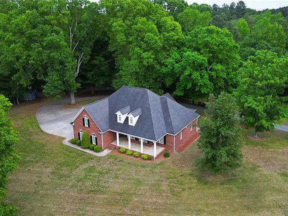 3rd image of 144 Pine Ridge Rd