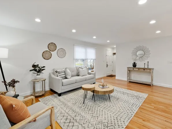 5 Lois Ln, Lexington, MA 02420