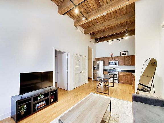 5th image of 1050 W Hubbard St APT 1C