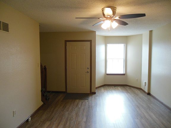 3rd image of 628 NE English Manor Dr APT D