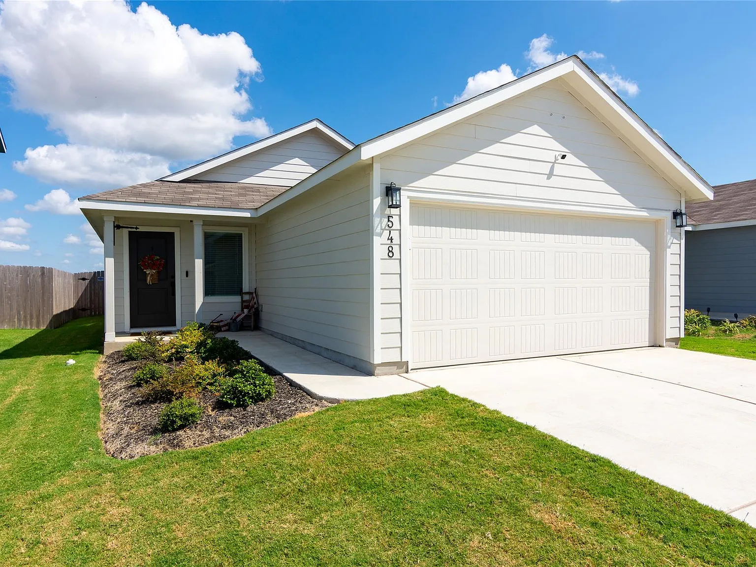 3 bed, 2.0 bath, 1402 sqft, $1,725 — Photo 1
