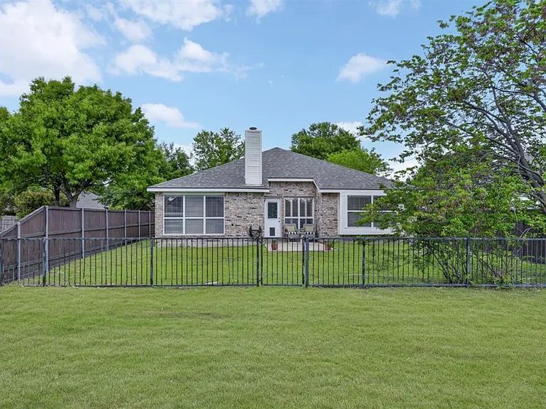 1369 Royal Oaks Dr — Photo 16
