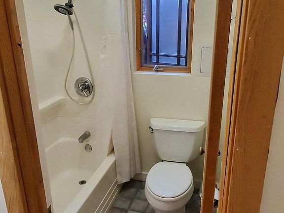 Bath w/tub and window