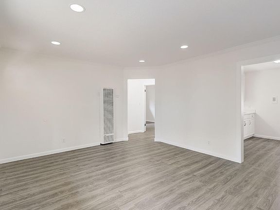 5th image of 952 Hargus Avenue