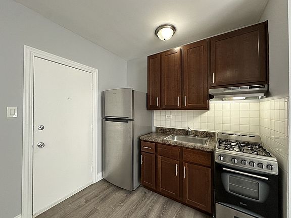 2nd image of 4756 N Maplewood Ave APT 112
