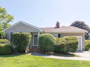 28 Gainsboro Ln, Syosset, NY 11791