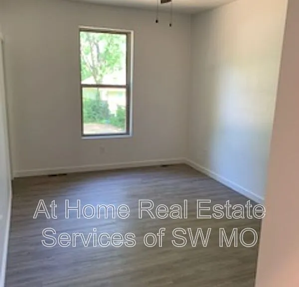 2028 S Lone Pine Ave — Photo 17