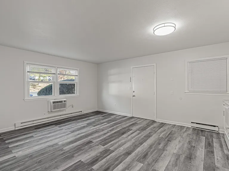 Hillcrest — Photo 18