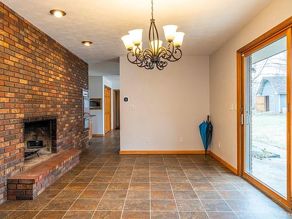 3rd image of 2550 Kenmont Ct