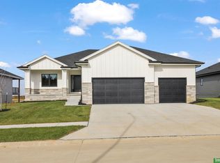 12384 Windsor Dr, Papillion, NE 68046