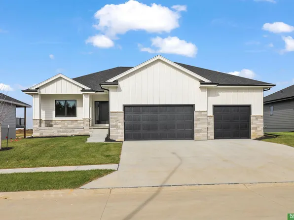 12384 Windsor Dr, Papillion, NE 68046