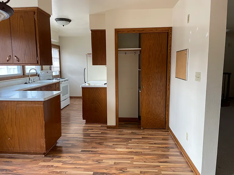 209 W Pierre Ln — Photo 5