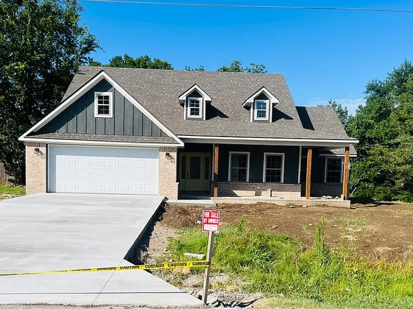 109 E 4th St, Gore, OK 74435