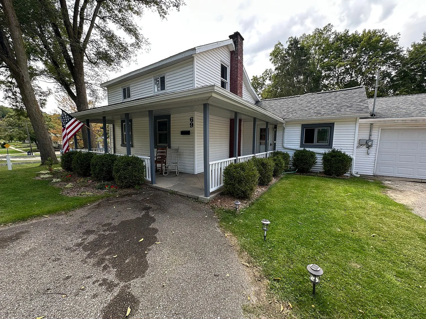 3 Bedroom Located Downtown Rockford — Photo 1