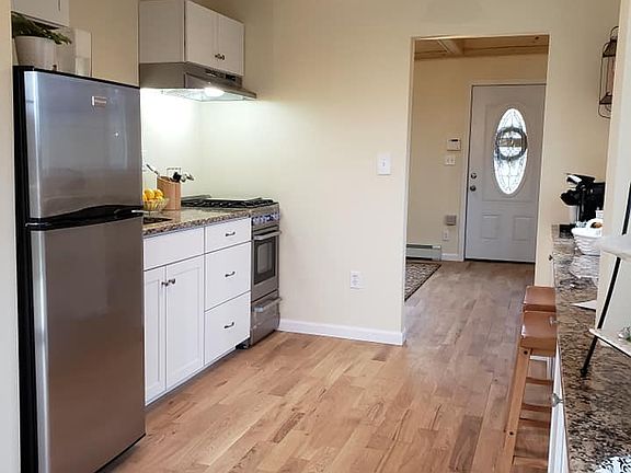 Kitchen & breakfast bar