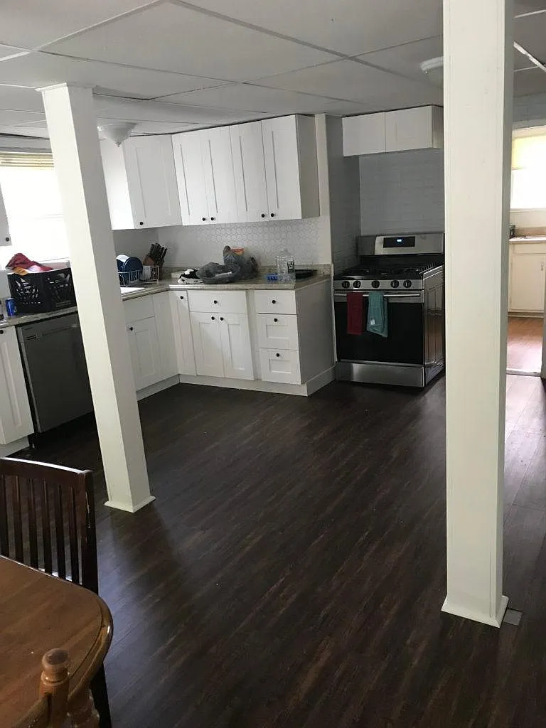 6 bed, 2700 sqft, $4,200 — Photo 2