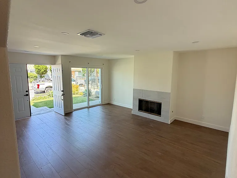 Living room - Photo 2