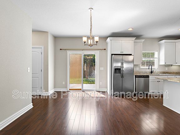 4th image of 2725 Barclay Ave