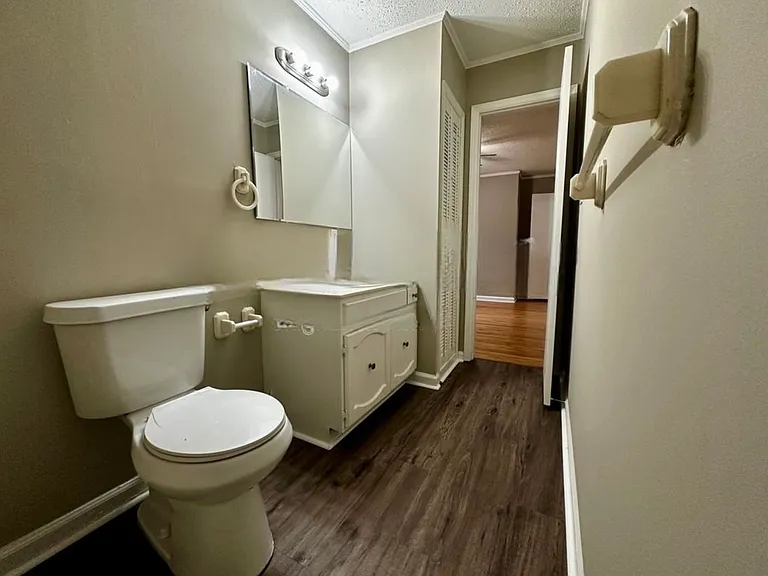 1017 Rosedale Dr — Photo 1