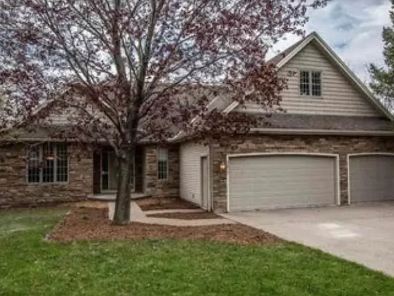 2077 Woodstone Dr — Photo 1