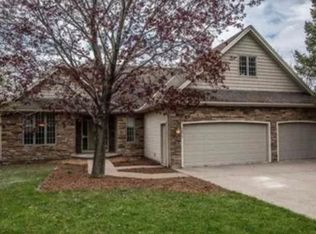 2077 Woodstone Dr, Victoria, MN 55386