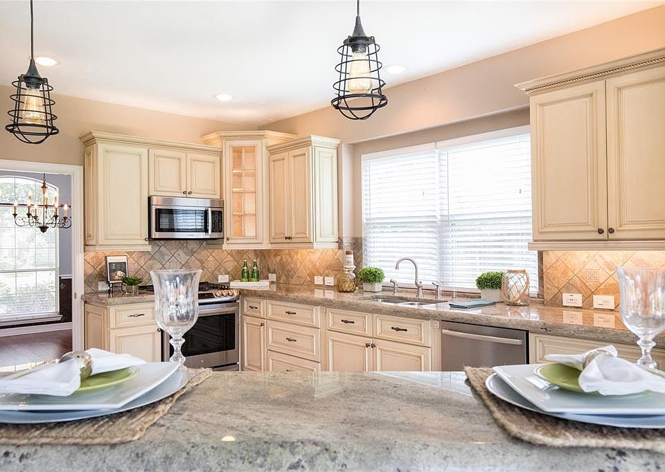 Chef's dream with under cabinet lighting, gas stove- 2018, custom 42" cabinets.