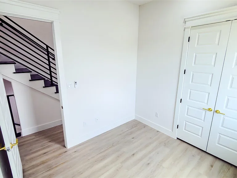 819 N Loop — Photo 30