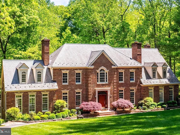 10112 High Hill Ct, Great Falls, VA 22066