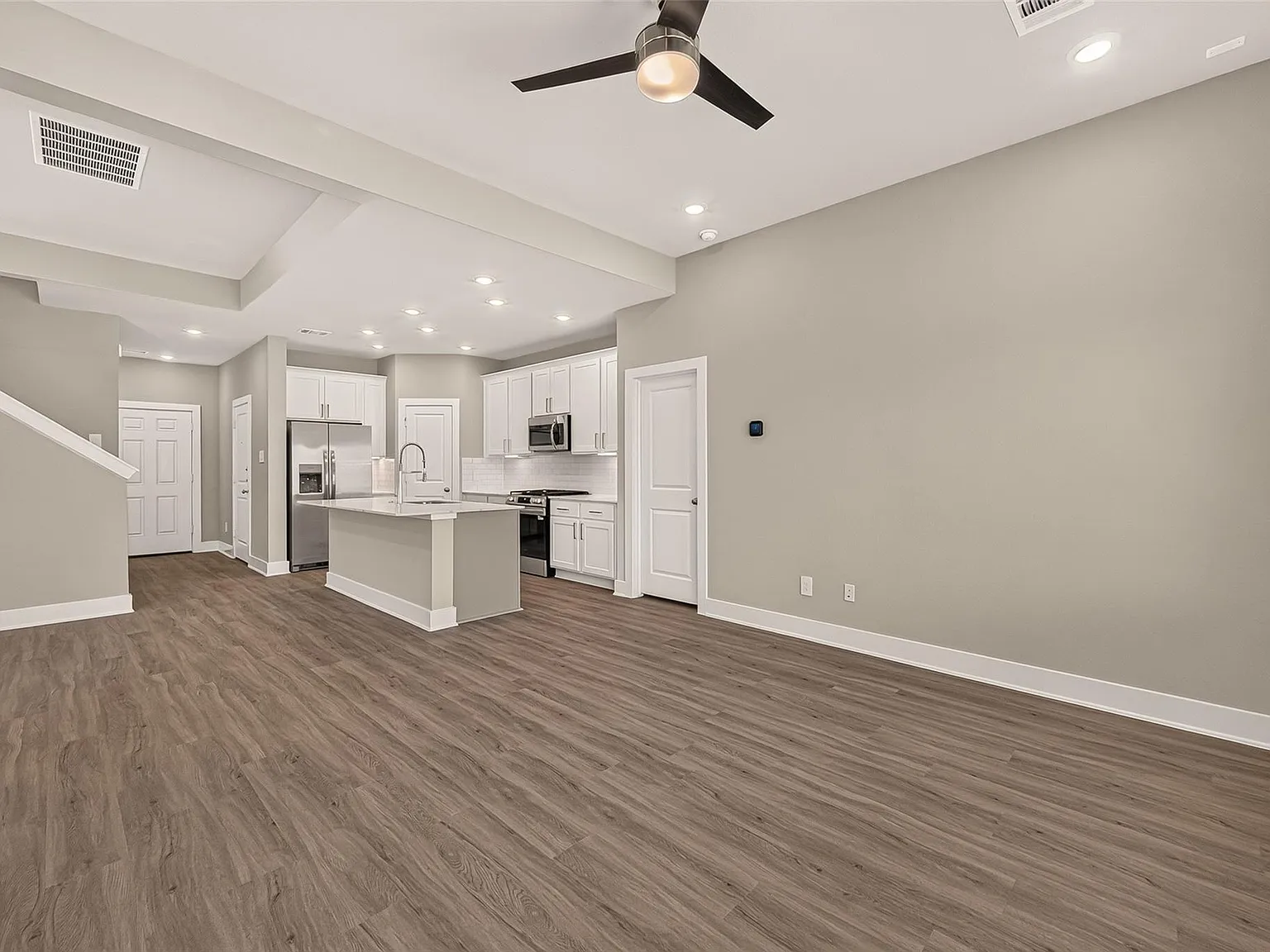 4 bed, 2.5 bath, 1900 sqft, $3,000 — Photo 4