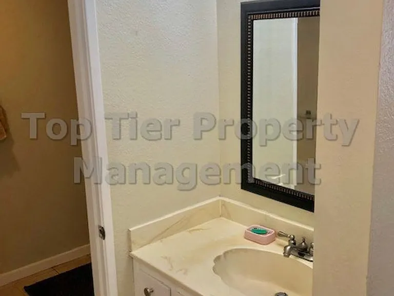 1803 Chinquapin Ct #F — Photo 8