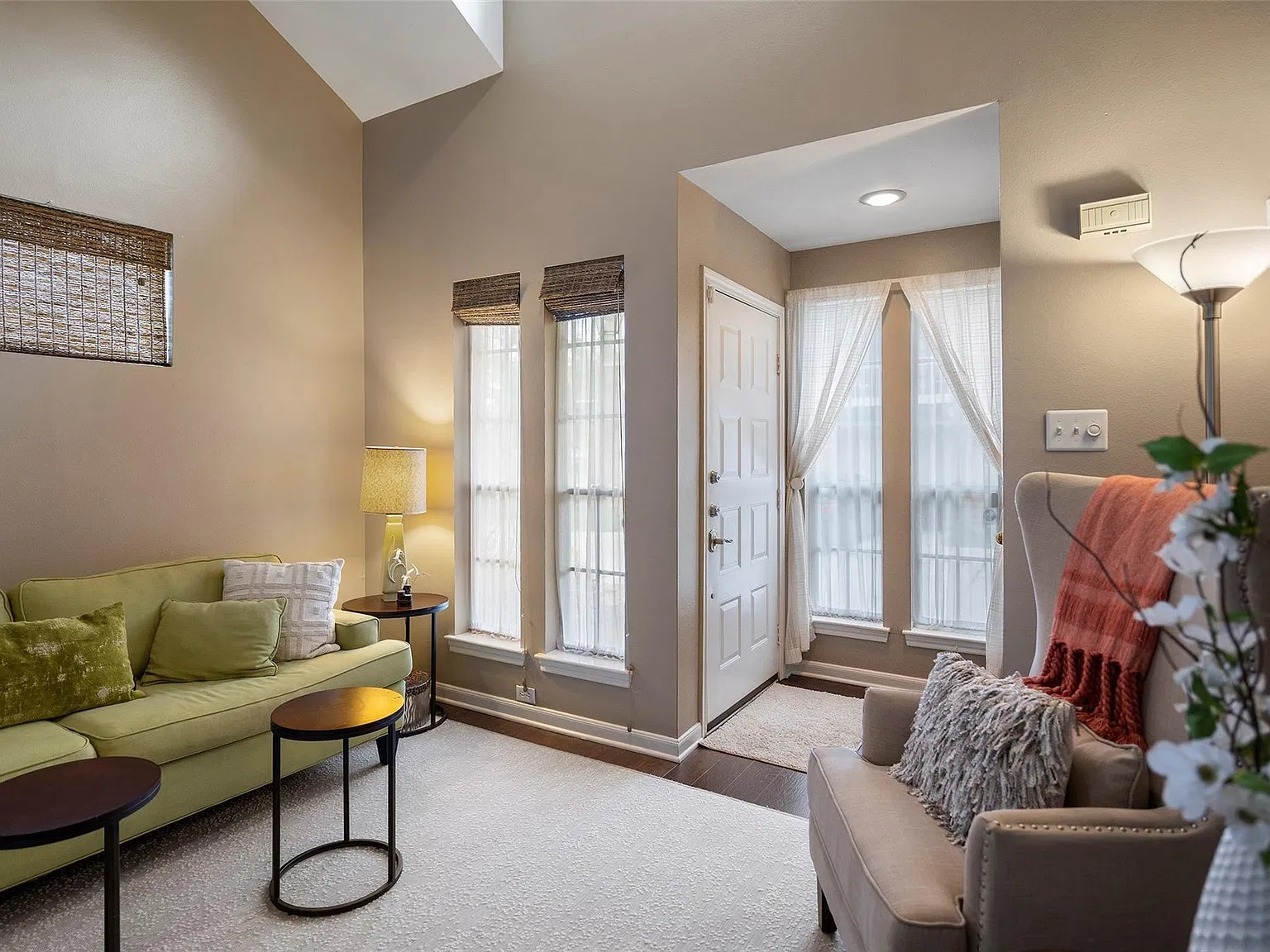 2 bed, 2.5 bath, 1213 sqft, $1,925 — Photo 3