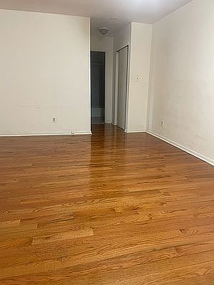 3rd image of 11950 Metropolitan Ave APT 9A