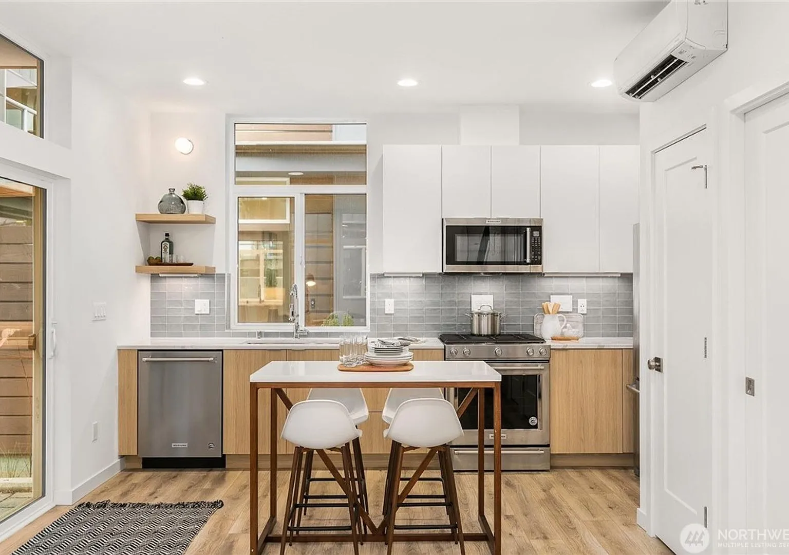 Sunny and Modern 2 bed/2 Bath Townhouse in Queen Anne — Photo 3