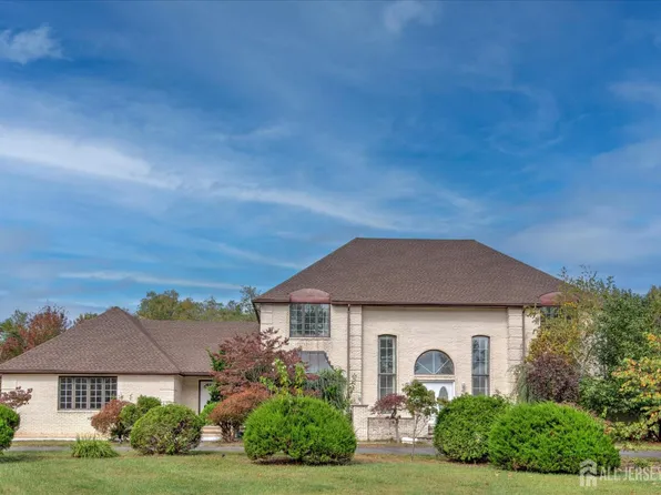 8 Gregory Ct, Monroe Township, NJ 08831