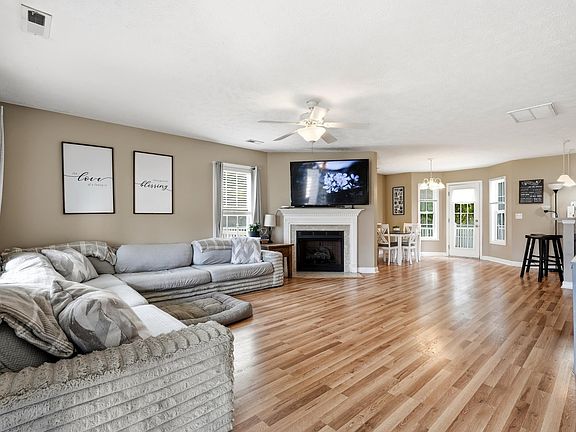4th image of 211 Oak Landing Dr.