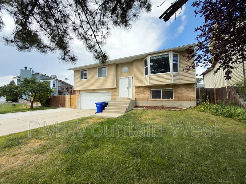 4 bed, 2.0 bath, 1800 sqft, $2,650 — Photo 3